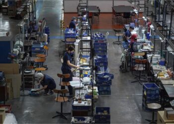 MALAYSIA kini berada pada landasan kukuh untuk mengekalkan pertumbuhan produktiviti buruh yang berdaya tahan berikutan pasaran pekerjaan yang stabil dan sokongan dasar ekonomi negara.- GAMBAR HIASAN