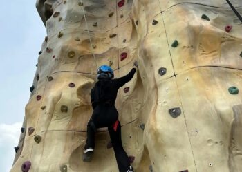 Rock climbing nampak mudah namun memerlukan stamina.