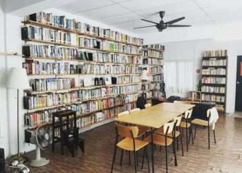 ruang membaca di Perpustakaan Rumah Attap dengan rekaan penuh nostalgia.