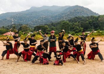 pasukan silat Lenkiu Kohar yang menggabungkan pesilat dewasa dan cilik untuk menyemarakkan kembali warisan seni mempertahankan diri.