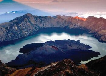 GUNUNG Rinjani yang terletak di Taman Negara Gunung Rinjani antara tarikan utama di Lombok, Indonesia. – AGENSI
