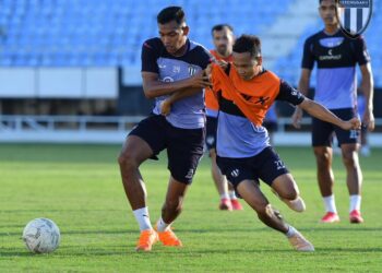 PEMAIN Terengganu menjalani sesi latihan bagi persediaan menentang Kelantan The Real Warriors FC (TRW) dalam aksi Liga Super di Stadium Sultan Mizan Zainal Abidin, Gong Badak.-IHSAN Terengganu FC