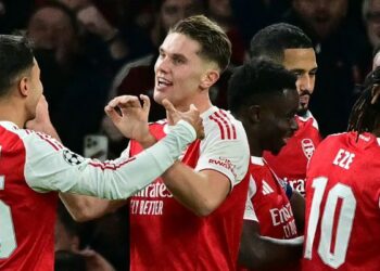 Viktor Gyokeres dirai rakan sepasukan selepas menjaringkan gol menentang Atletico Madrid di Emirates, London, semalam. - AFP{