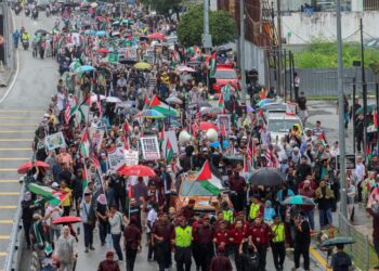 ORANG ramai berarak menuju ke Kedutaan Amerika Syarikat ketika Himpunan Solidariti Sumud di Jalan Tun Razak, Kuala Lumpur, hari ini. - UTUSAN/FARIZ RUSADIO