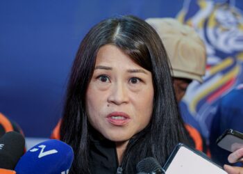 Ketua Kontinjen Negara (CDM) ke Sukan SEA Thailand 2025, Nurul Huda Abdullah bercakap pada sidang akhbar selepas melawat sesi latihan skuad boling kebangsaan bagi persiapan ke Sukan SEA Thailand 2025 di Sunway Megalanes di sini hari ini. - UTUSAN/FARIZ RUSADIO