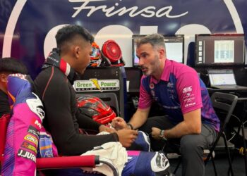 HAKIM Danish bersama ketua kru pasukannya menjelang sesi kelayakan Moto3 pada Grand Prix Malaysia di Litar Antarabangsa Sepang, Sepang, hari ini. - IHSAN SIC Racing