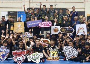 Hannah Yeoh (tengah, enam dari kanan) bersama peserta Kem Final Klinik STL 2025 di Akademi Sepaktakraw Malaysia, Kuala Lumpur, semalam. – UTUSAN/ISKANDAR ISHAK