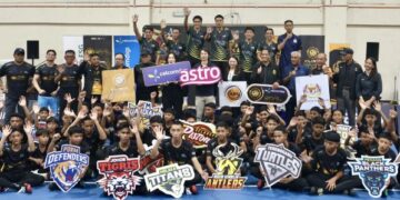 Hannah Yeoh (tengah, enam dari kanan) bersama peserta Kem Final Klinik STL 2025 di Akademi Sepaktakraw Malaysia, Kuala Lumpur, semalam. – UTUSAN/ISKANDAR ISHAK