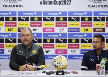 Peter Cklamovski dan Faisal Halim pada sidang akhbar praperlawanan Kelayakan Piala Asia 2027 menentang Laos di Stadium Nasional Bukit Jalil, semalam. - UTUSAN/SHIDDIEQIIN ZON