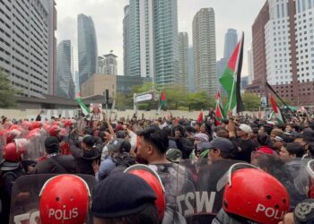 KAWASAN hadapan Bangunan Kedutaan Amerika Syarikat (AS) yang dipenuhi peserta Himpunan Sumud Flotilla, di sini hari ini.
