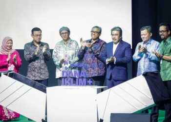 JOHARI Abdul Ghani (lima dari kiri) menyempurnakan gimik pelancaran Sidang Kemuncak Kelestarian Kuala Lumpur (KLSS) KWAP Dana Iklim+ sempena Majlis Perasmian Persidangan dan Pameran Antarabangsa Teknologi Hijau dan Produk Eko Malaysia (iGEM) 2025 di Pusat Konvesyen Kuala Lumpur (KLCC) semalam. - UTUSAN/MUHAMAD IQBAL ROSLI