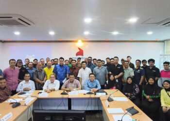 MOHD. Sharkar Shamsudin (duduk, tengah) bersama lebih 60 wakil penggiat industri gig selepas mesyuarat agung pertama yang diadakan di Kuala Lumpur.