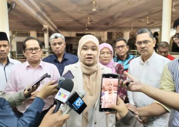 FADHLINA Sidek ketika ditemui pemberita di Masjid Taman Tuanku Jaafar di Senawang, Seremban malam ini.-UTUSAN/ NOR AINNA HAMZAH.