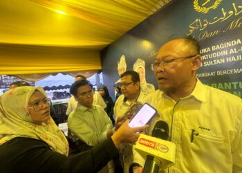 ADNAN Hussain ketika ditemui pemberita selepas Majlis Agihan Bantuan Asnaf Nelayan Darat Negeri Pahang di Kampung Rumbia, Pekan, Pahang.