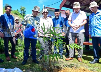CHAN Foong Hin (dua dari kiri) melakukan gimik menyiram pokok buluh pada Majlis Sambutan Hari Buluh Sedunia (WBD) Malaysia 2025 di Timber Industry Training Centre (TTITC) Hulu Terengganu. - UTUSAN/PUQTRA HAIRRY