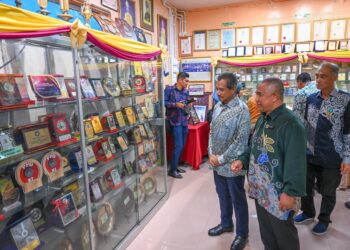 SULTAN Mizan Zainal Abidin (tengah) berkenan melawat persekitaran sekolah pada Majlis Perasmian Karnival Seabad Gemilang Sambutan 100 Tahun Sekolah Menengah Kebangsaan (SMK) Sultan Sulaiman, Kuala Terengganu, Terengganu.