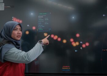 NUR Adibah Razali menunjukkan kedudukan kapal Marinette menerusi skrin laman web penjejak Sumud Nusantara Flotilla di SNCC, Sepang. - UTUSAN/FAIZ ALIF ZUBIR