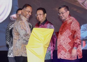 DR. ZAMBRY Abd. Kadir (kiri) dan Dr. Sharifudin (kanan) ketika menyempurnakan gimik perasmian Majlis Sambutan Hari dan Bulan Akademia Peringkat Kebangsaan Tahun 2025 di Dewan Tuanku Canselor, USIM, Nilai, Seremban hari ini. - UTUSAN/ISKANDAR ISHAK