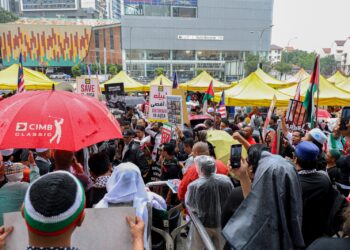 ORANG ramai berarak menuju ke Kedutaan Amerika Syarikat ketika Himpunan Solidariti Sumud di Jalan Tun Razak, Kuala Lumpur hari ini. - UTUSAN/FARIZ RUSADIO