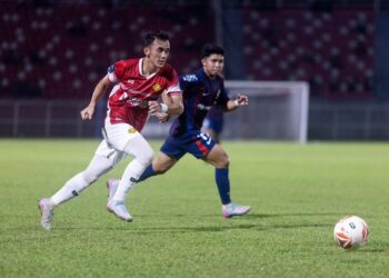 AIMAN Joanny (kiri) cuba melepasi pemain JDT II pada aksi  Liga A1 Semi-Pro di Stadium Sultan Muhammad ke-IV, Kota Bharu, Kelantan-UTUSAN/KAMARUL BISMI KAMARUZAMAN.