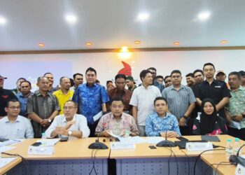 MOHD. Sharkar Shamsudin (duduk, tengah) bersama pengurusan tertinggi MyGiG dan lebih 60 wakil penggiat industri gig.