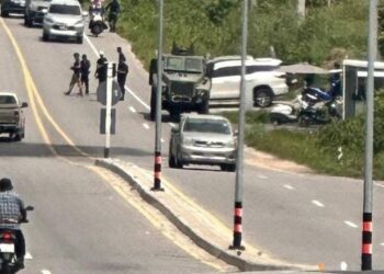 ANGGOTA pasukan keselamatan Thailand melakukan pemeriksaan di
kawasan letupan bom dekat Lebuhraya 409, berhampiran tanah perkuburan di Mukim Napradu, Pattani, Thailand.