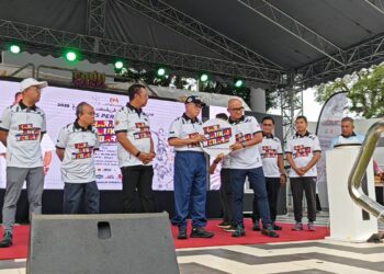 WAN Rosdy Wan Ismail (empat dari kiri) ketika merasmikan sambutan Hari Sukan Negara di Dataran Orang Kaya Haji, Lipis,Pahang.