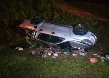 KEADAAN Toyota Hilux yang terlibat kemalangan di kilometer 162.9 Lebuhraya Pantai Timur (LPT) arah timur di Maran, Pahang. - IHSAN IPD MARAN