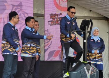 ABDULLAH Hassan (dua dari kanan) melakukan gimik perasmian Sambutan Hari Sukan Negara Peringkat Negeri Kelantan 2025 di pekarangan Masjid Jamek Muhammadi, Kota Bharu, Kelantan. - UTUSAN/MUSTAQIM MOHAMED