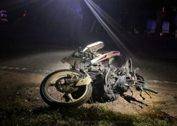 KEADAAN motosikal mangsa dalam kejadian kemalangan maut di Jalan Pasir Puteh-Telosan, Kelantan. - IHSAN PDRM