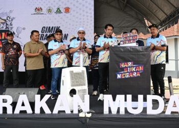 ADAM Adli Abd. Halim (tengah) menyempurnakan gimik perasmian Hari Sukan Negara (HSN) Peringkat Negeri Terengganu di Kompleks Sukan Negeri Terengganu, Gong Badak, Kuala Nerus, Terengganu. - UTUSAN/PUQTRA HAIRRY