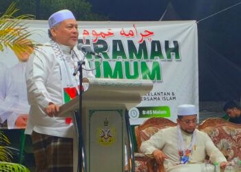 MOHD. Amar Nik Abdullah semasa
Ceramah Umum Sempena Sambutan 70 Tahun Pas Kelantan dan 35 Tahun Membangun Bersama Islam Peringkat Kawasan Pengkalan Chepa, Kota Bharu, Kelantan hari ini.-UTUSAN/YATIMIN ABDULLAH.