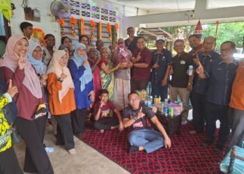 TARMIZI Lee (tengah) bersama barisan Exco Jawatankuasa Kemajuan dan Keselamatan Rancangan (JKKR) Felda Wilayah Jengka menyantuni peneroka kaum India sempena Deepavali di Felda Jengka 15 di Maran, Pahang.