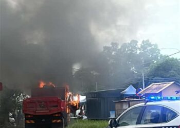 SEBUAH lori dibakar pemiliknya bagi mengelak kenderaan itu disita Jabatan Pengangkutan Jalan (JPJ) dalam kejadian di hadapan Sekolah Kebangsaan Padang Air, Kuala Nerus, Terengganu.