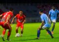 MUHAMMAD Nor Azam bin Abdul Azih (tengah) cuba melepasi kawalan pemain Melaka FC pada aksi Liga Super musim 2025/2026.