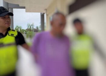 SUSPEK dibawa polis untuk mendapatkan perintah tahanan reman di Mahkamah Pasir Mas, Kelantan.