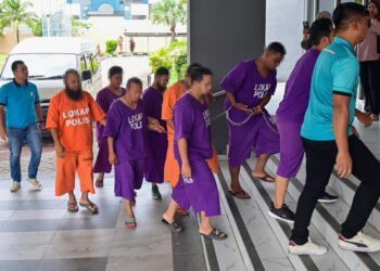 AHLI perniagaan bergelar Datuk bersama tujuh individu lain dibawa ke Mahkamah Majistret Kuala Terengganu untuk mendapatkan perintah tahanan reman membantu siasatan kes pergaduhan yang tular dalam media sosial Jumaat lalu. - UTUSAN/PUQTRA HAIRRY