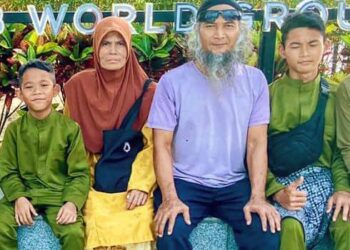 RULIJAH AHMAD dan anak sulungnya Salam (kanan) maut selepas terlibat dalam kemalangan melibatkan tiga buah kenderaan di Kilometer 65, Jalan Johor Bahru- Ayer Hitam berhampiran Kampung Bukit Kenangan di Simpang Renggam petang semalam. - IHSAN KELUARGA