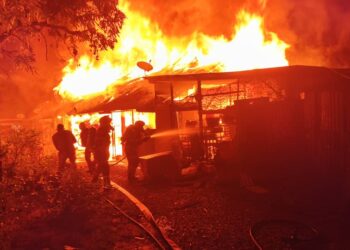 ENAM buah rumah dan tiga motosikal musnah terbakar dalam kejadian di Jalan Mak Intan, Kampung Terengganu di Teluk Intan hari ini.