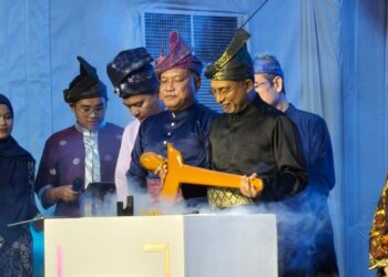 ZAMBRY Abd. Kadir menyempurnakan gimik perasmian Pulara 2025 di Lumut, Perak, malam tadi.