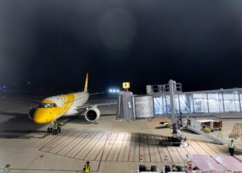 PESAWAT Scoop yang membawa pelancong Singapura mendarat dengan selamat di Lapangan Terbang Sultan Ismail Petra, Pengkalan Chepa, Kelantan malam tadi-UTUSAN/KAMARUL BISMI KAMARUZAMAN.