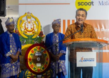 MOHD. Izani Ghani semasa berucap
selepas melancarkan program  MYAirportCARES Lestari Seni Majlis Pemerkasaan dan Pemuliharaan Rebana Ubi Serta Sambutan Penerbangan Sulung Scoot dari Singapura ke Kota Bharu di Lapangan Terbang Sultan Ismail Petra, Pengkalan Chepa, Kelantan malam tadi-UTUSAN/KAMARUL BISMI KAMARUZAMAN.