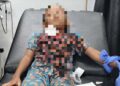 SEORANG kanak-kanak berusia enam tahun cedera di leher dipercayai dikelar dengan benda tajam dalam kejadian di Parit Raja, Batu Pahat pagi tadi. - GAMBAR TULAR