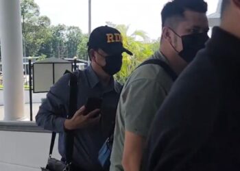 MOHAMAD Fazil Shafie (memakai topi) hadir di Mahkamah Majistret, Melaka bagi menghadapi perbicaraan mencederakan seorang pengurus insurans.