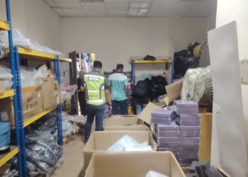 PEGAWAI penguat kuasa KPDN Kuala Lumpur ketika mengadakan serbuan di stor penyimpanan barangan tiruan di sebuah bangunan di Jalan Petaling, Kuala Lumpur hari ini.