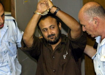 FILE PHOTO: Marwan Barghouti, a popular Palestinian leader, gestures as Israeli police bring him into the District Court for his judgment hearing in Tel Aviv May 20, 2004.  REUTERS/Pool/David Silverman/File Photo