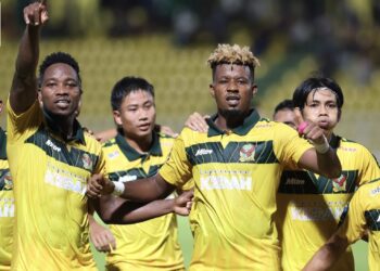 ADAM Azeez Arisekola (dua kanan) meraikan jaringan tunggal untuk KFA yang mengatasi KDA 1-0 dalam Liga A1 Semi-Pro di Stadium Darul Aman, malam ini. - IHSAN KFA