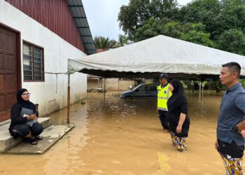 Ketua Polis Daerah Kota Setar, Asisten Komisioner Siti Nor Salawati Saad (dua dari kanan) memantau lokasi terjejas banjir di Alor Setar. - IHSAN IPD KOTA SETAR