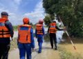ANGGOTA polis dan Angkatan Pertahanan Awam (APM) memantau keadaan semasa banjir di Kampung Alor Ali, Pendang. - UTUSAN/ SHAHIR NOORDIN