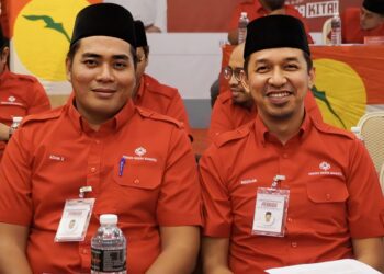 ADAM ZAKWAN ZAINUDIN (kiri) bersama Ketua Pergerakan Pemuda UMNO Bahagian Indera Mahkota, Nik Mohd. Ridzuan Kamarudin.